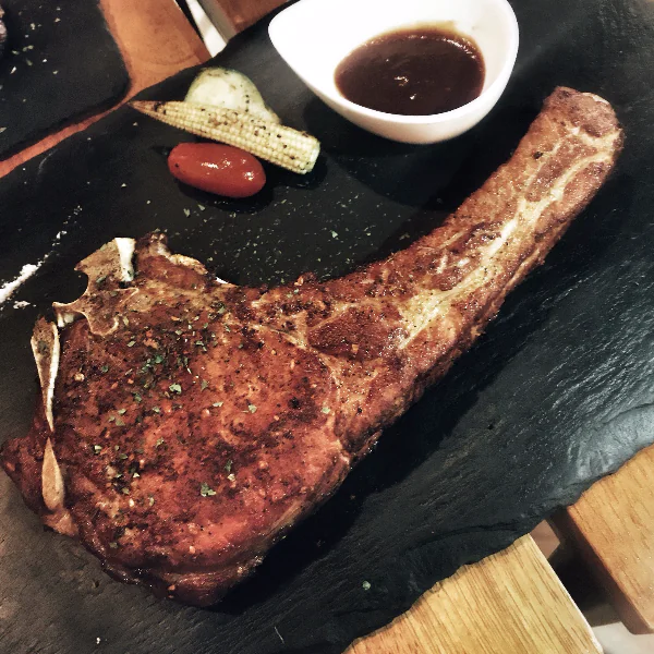 肉食者的棲身之地！內湖必點 5 大「巨無霸食肉」菜單　戰斧豬排大到讓人好興奮！