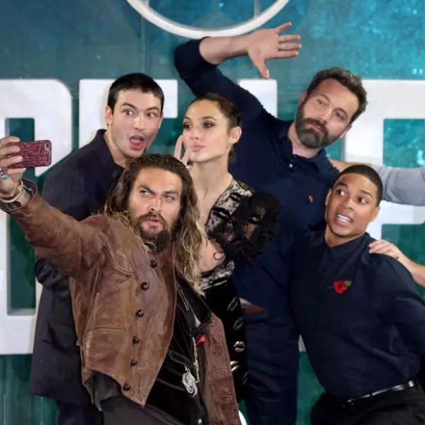 六俠自拍超搞笑！神力女超人Gal Gadot《最新穿搭》倫敦「正義聯盟」 宣傳！