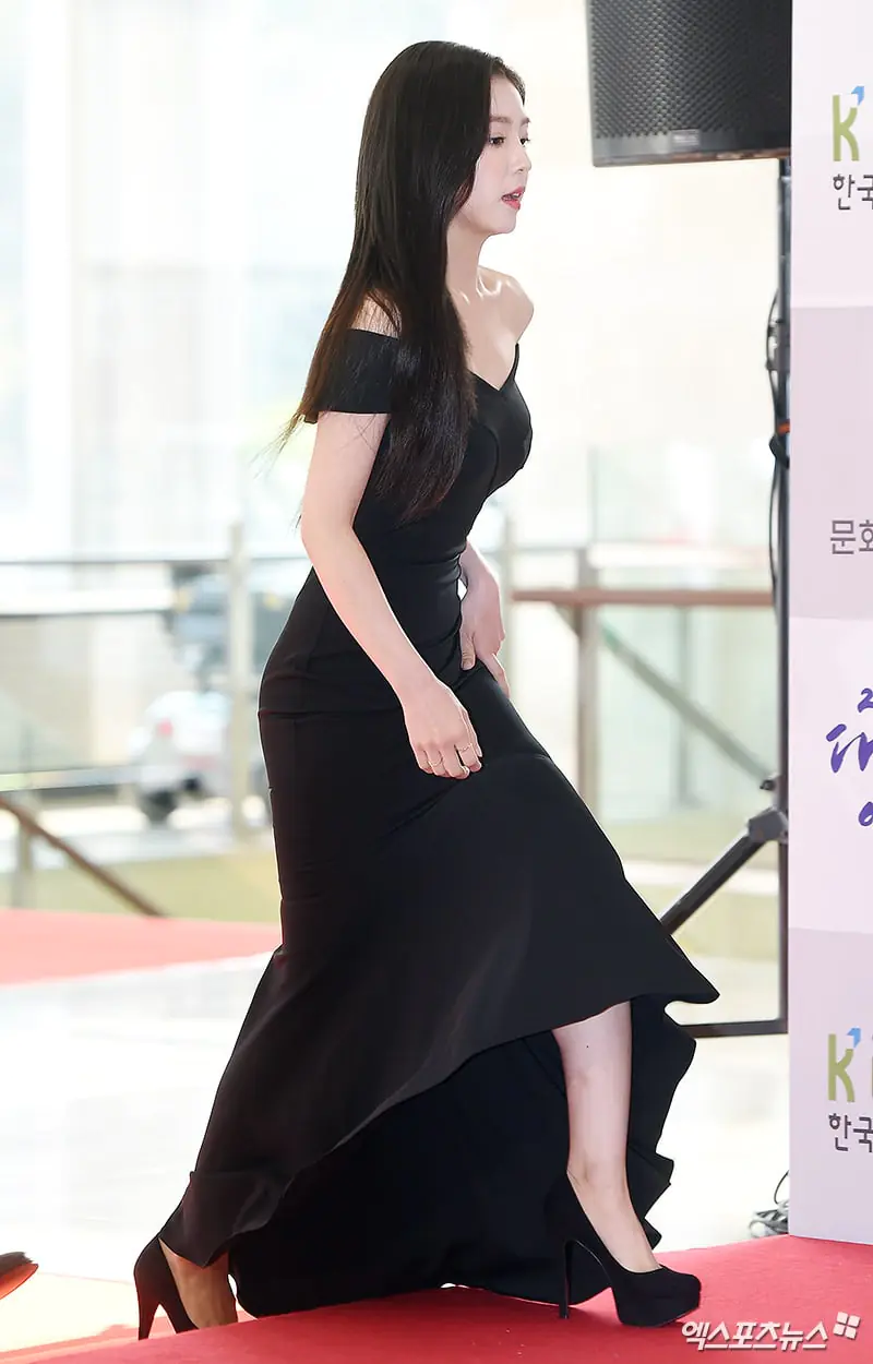 Irene 黑色緊身洋裝展現完美 S 曲線！全場都在看她