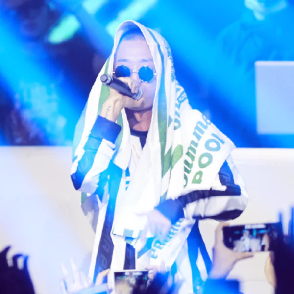 以為「中國有嘻哈」冠軍 GAI 爺只會唱 Rap？改編《愛如潮水》情歌聲音令觀眾驚艷！