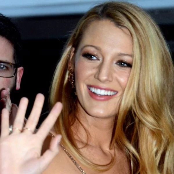 這個看起來不修邊幅的「姨姨」，Ryan Reynolds 已證實是他的太太 Blake Lively？！