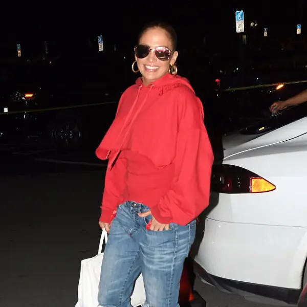 太誇張！「翹臀珍」 J-LO《最新穿搭》居然跟大學啦啦隊女生看起來一樣年輕！