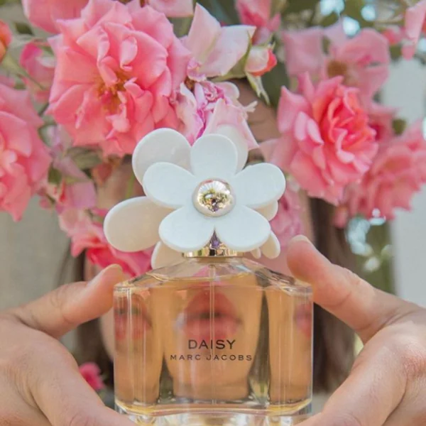 那些年我們的「初香」 Marc Jacobs 限量推出「 3 大雛菊閃亮淡香」！ 小編：你們入門香也是它嗎？