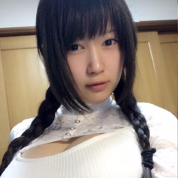 日本 21 歲美女 Coser 嫁 53 歲漫畫家　素顏加私服令網友驚：這是同一個人嗎？