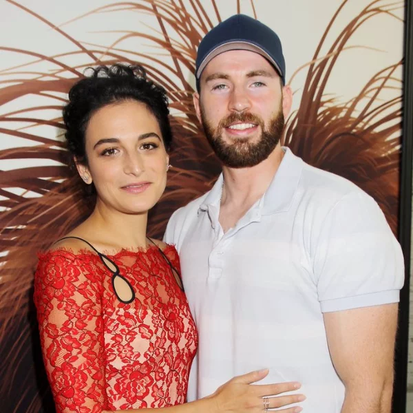 是要宣布好消息嗎？Chris Evans 和 Jenny Slate 最近不避嫌在 Twitter 分享另一半消息，疑似公開兩人復合關係！