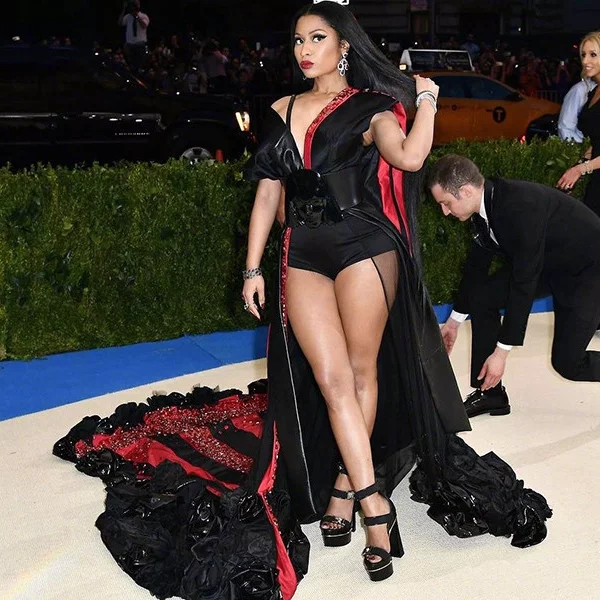 Nicki Minaj 扮演母親和仙女，H&M 2017 聖誕廣告裡的「麻辣雞」有點不一樣