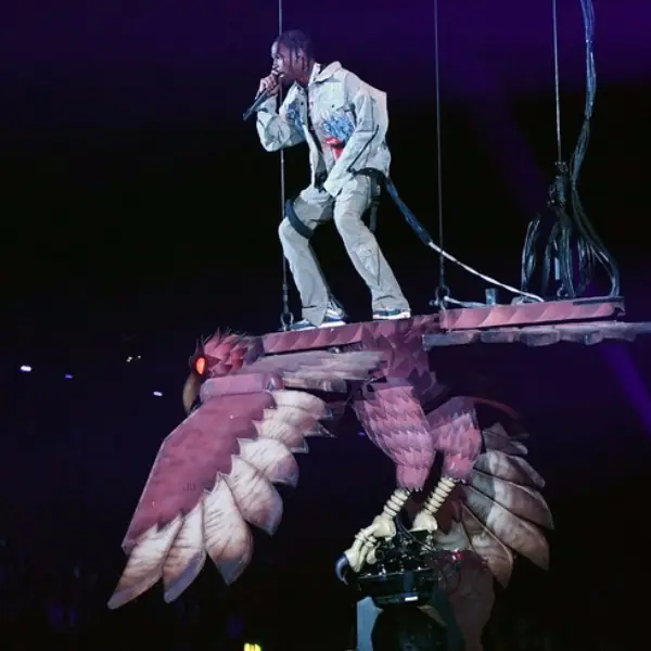 美版楊過！Travis Scott《最新穿搭》踩「大鵰」空飛EMA引爆歌迷狂歡！