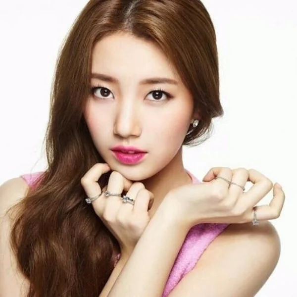 獲亞洲明星獎 ！「 當你沉睡時」秀智 Suzy 《最新穿搭》出席 AAA 亞洲明星盛典 ！