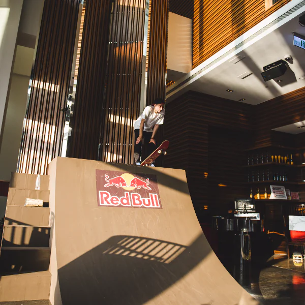 酒吧變板場， RED BULL 捷克滑板好手入侵 WOOBAR， 瘋玩極限招式！