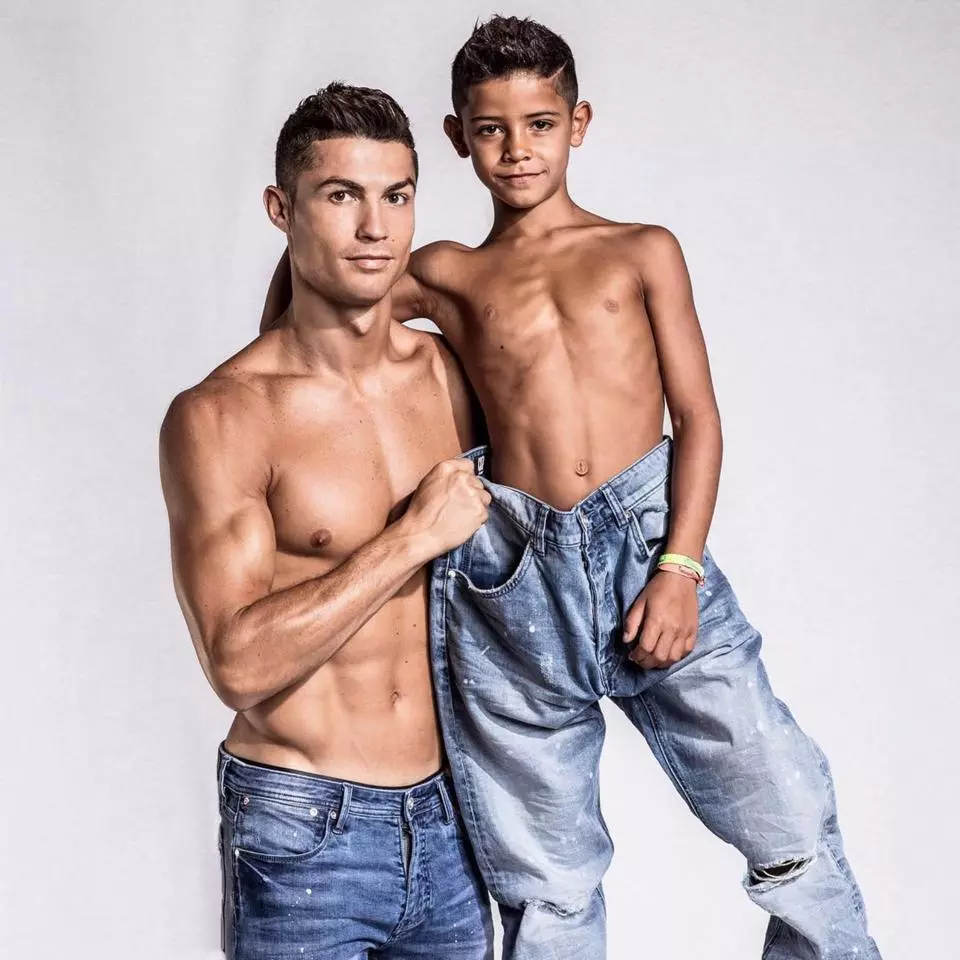 願意等他 10 年！C 羅父子檔拍攝自創品「CR7」形象照　7 歲大兒子露腹肌、帥度超越老爸！