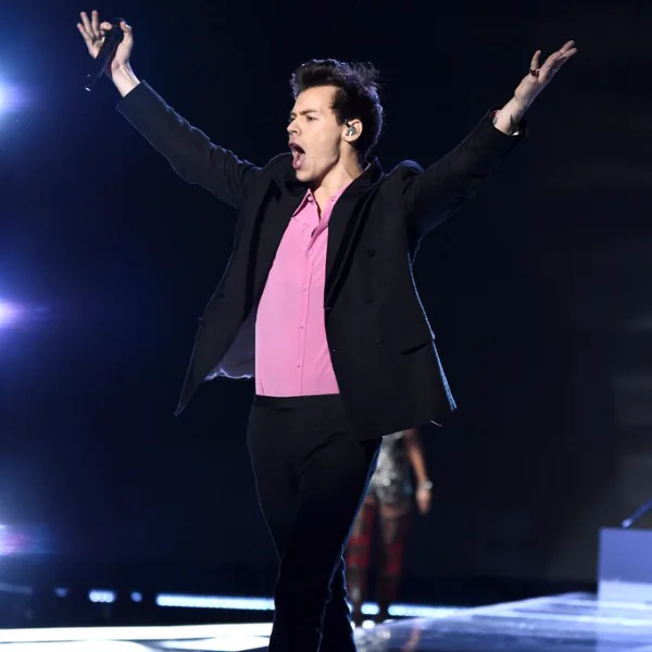 與 3 位前度同台演出會尷尬嗎？Harry Styles 展現「Like A Boss」的態度！