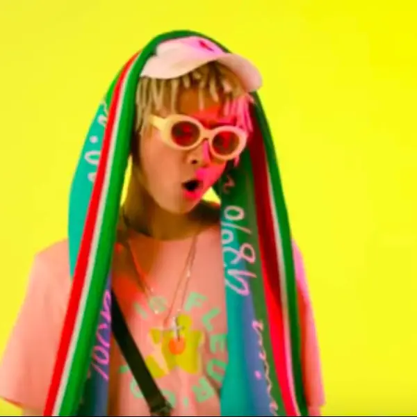MV 暗藏玄機？〈 Young Bridge 〉裡穿的每個品牌都大有來頭！