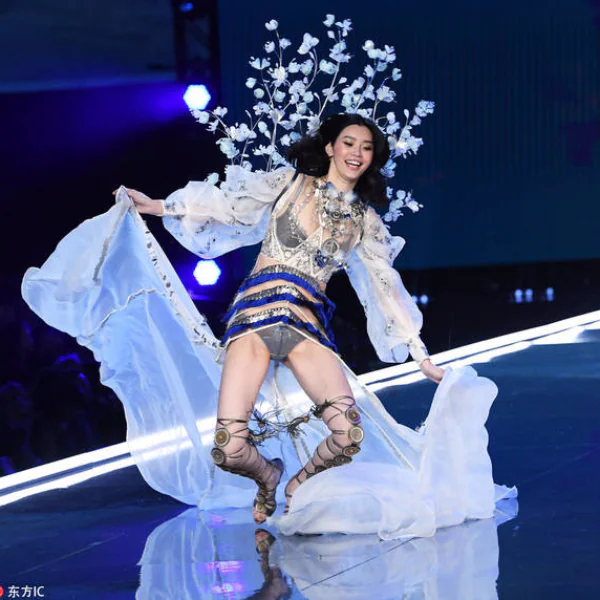維秘爆內幕！傳出奚夢瑤是假摔　只為了風采不被劉雯奪走？
