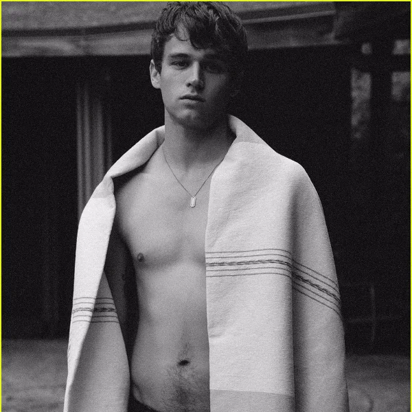 《漢娜的遺言》籃球隊長 Brandon Flynn 拍攝半裸寫真　俊俏臉蛋加上年輕肉體超誘人！