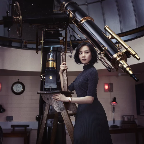 歐米茄品牌大使劉詩詩 最新照片呼應星座經典設計 絲柔展現全新星座系列大師天文台女仕腕錶 多變優雅風情