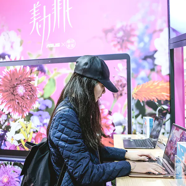 蜷川實花狂粉注意啦！信義區 IG 打卡點又加一，跟著花朵拍出迷幻美照～