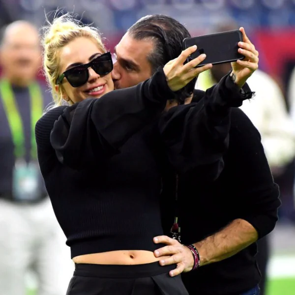 向全世界展示我對你的愛：經理人未婚夫把 Lady Gaga 的樣子紋在手臂上了！