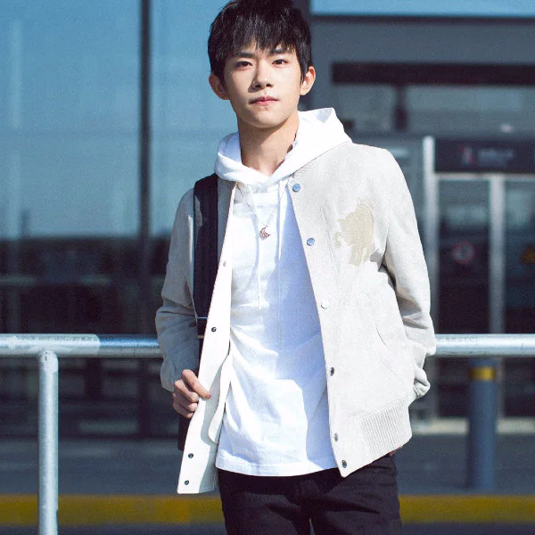 易烊千璽出任 adidas neo 代言人，不過這只是他 17 歲「生日禮物」中的一部分