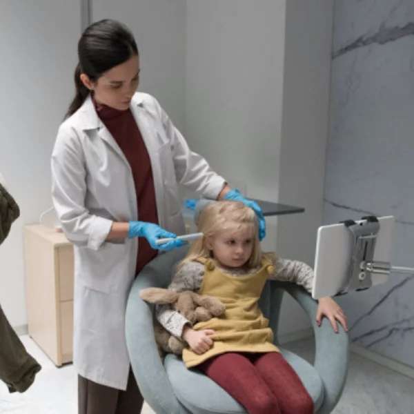 《Black Mirror》首集預告登場！絕對是現代「怪獸家長」的寫照，保證你毛骨悚然！