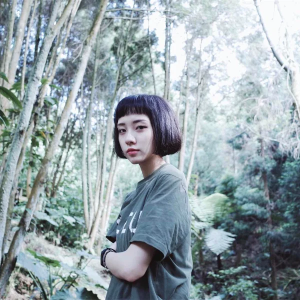 【潮妹一週間】潮妹不是只有辣、酷、帥！ 李宥完美展現中性「山系時尚」！