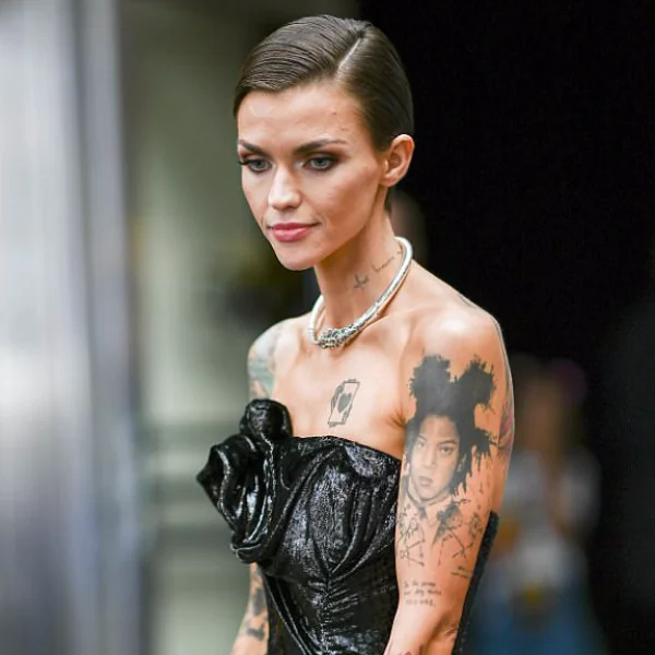 中性女模 Ruby Rose 體重只剩 44 公斤　皮包骨出席《歌喉讚 3》首映會嚇壞網友！