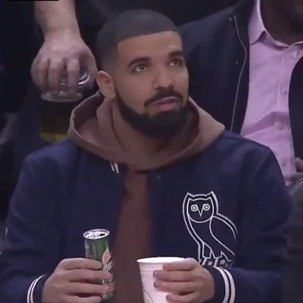 渾身都是戲！Drake 球場被抓包偷調酒　慌張反應令數萬網友笑翻瘋傳！