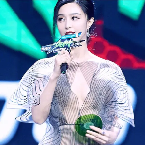 美若天仙！范冰冰「全身透視裝」出席尖叫之夜，完美曲線一覽無遺！
