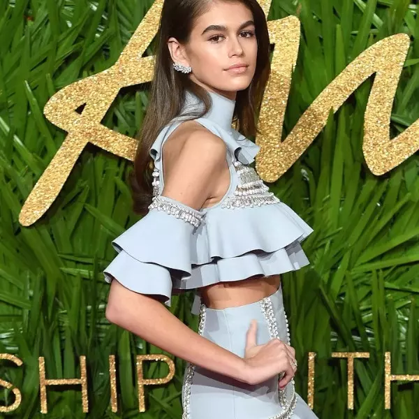 打敗超模Gigi！16歲Kaia Gerber《最新穿搭》 獲BFAs「年度模特兒大獎」！