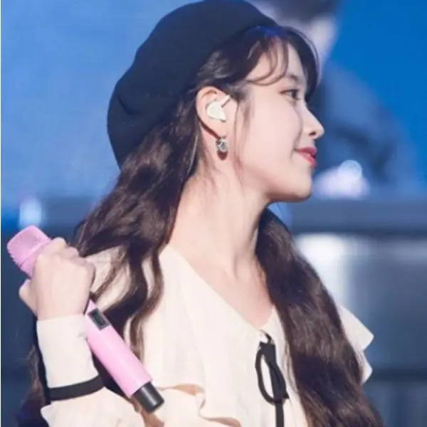 萌萌哒！「國民妹妹」 IU 《最新穿搭》小帽子洋裝開演唱會 可愛到不行！