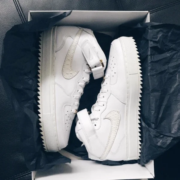 在你還沒跟風前，這些嘻哈巨星們早就上腳 Nike Air Force 1，這鞋子他們到底有多愛？