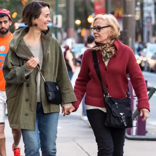 《美國恐怖故事》女王 Sarah Paulson 交往 74 歲女友　特殊戀情被警告「妳演員事業會受害」！