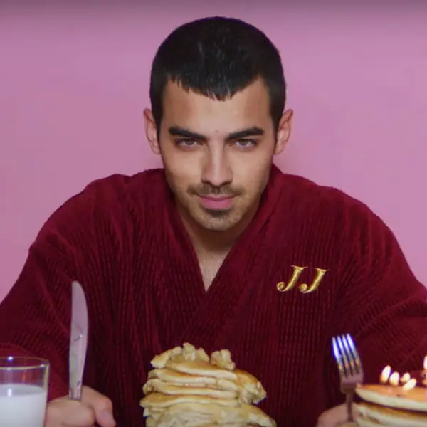 超努力！Charli XCX 熱單《Boys》釋出中文版　網友：短時間練出這口音太強大了！