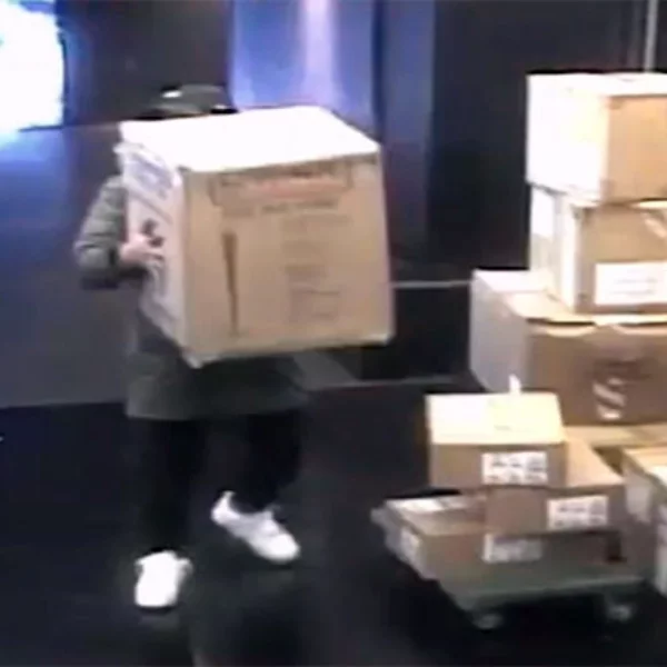 鞋迷共憤！Nike Town 遭「球鞋神偷」劫走一箱尚未發售的 Win Like'96