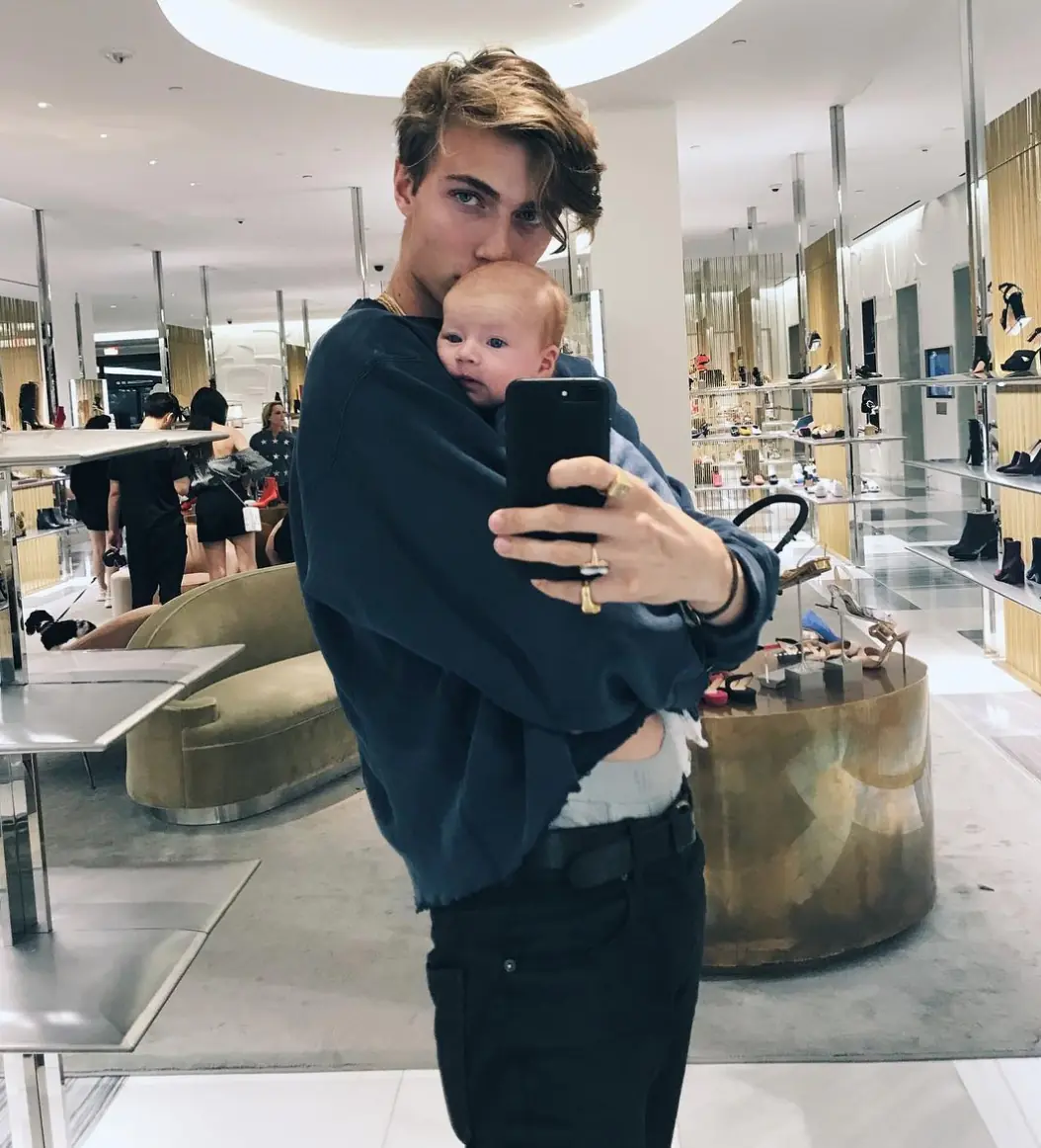 不經不覺半歲了！Lucky Blue Smith 的小女兒完美遺傳了他的藍寶石眼睛！