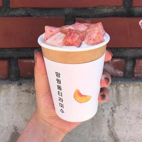 街頭人手一杯！韓國小區人手一杯的「綿密提拉米蘇」！小編：奶油稠香太療癒...