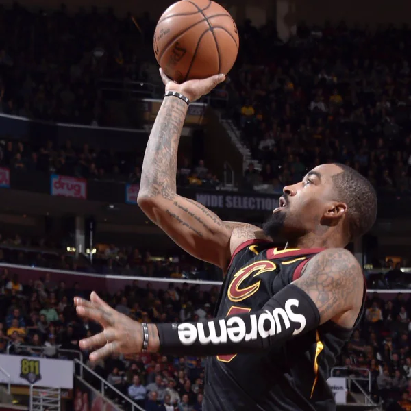 要潮不要錢！J.R. Smith 不畏聯盟罰款穿上 SUPREME 護腕迎戰湖人隊