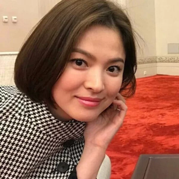「素顏」曝光！宋慧喬「斗篷裝」任親善大使出席中國國宴！美到不行！
