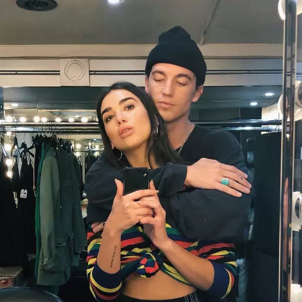 擄獲超辣女歌手！Dua Lipa 正牌男友是「他」　Vogue 封為年度最有型新情侶檔！