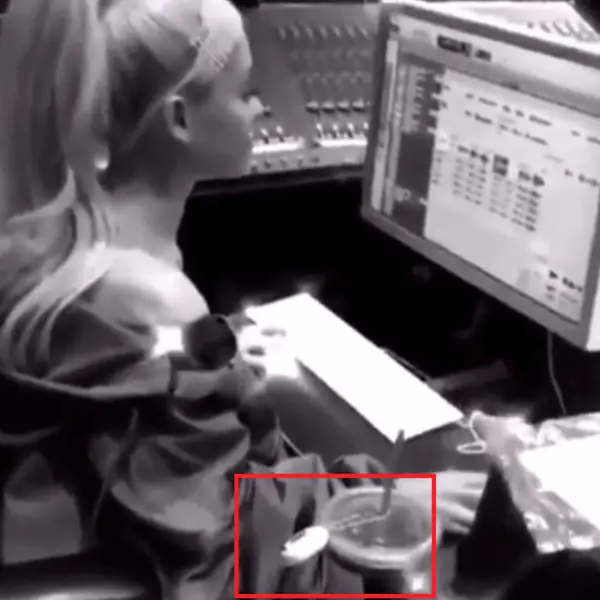 還在玩「電子雞」！小天后 Ariana Grande《最新穿搭》拿香奈兒「汽油桶」包包！超KUSO！