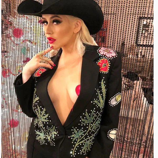 克莉絲汀超性感牛仔裝扮，只貼胸貼呼之欲出！