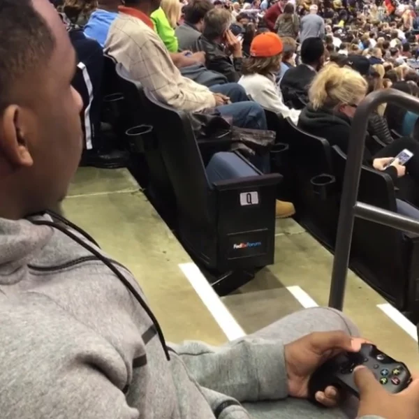 NBA 2K 最新玩法！球迷帶遊戲手把進場玩了一場「史上最擬真」籃球遊戲