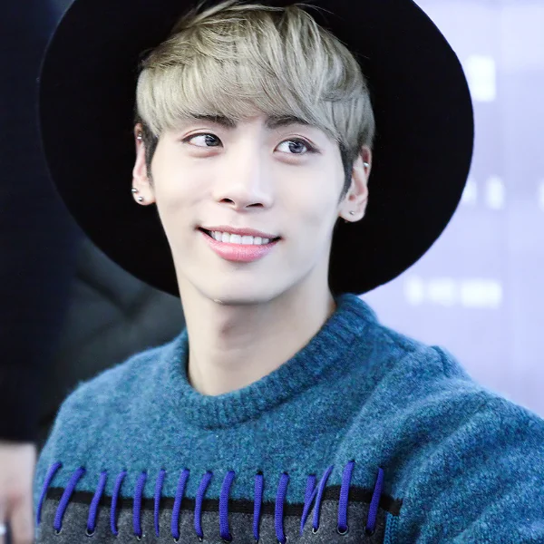 震驚韓國演藝圈！SHINee 主唱「鍾鉉」今晨於家中燒炭自殺，得年 27 歲