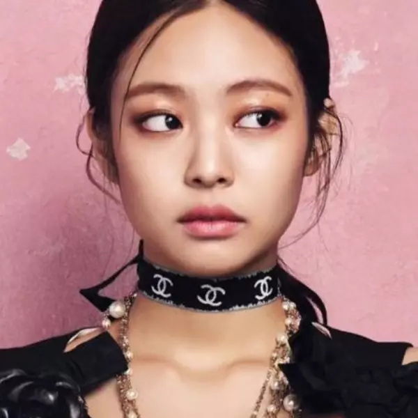 令人費解！BLACKPINK JENNIE 剪 3 萬 GUCCI 襯衫做造型，結果....