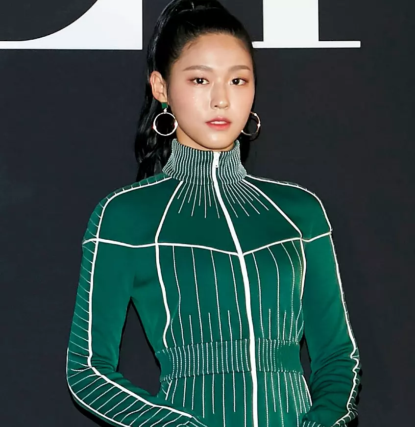 美炸！韓國「300億少女」 雪炫「沒穿褲造型」 機場秀大長腿！漂亮到不行！