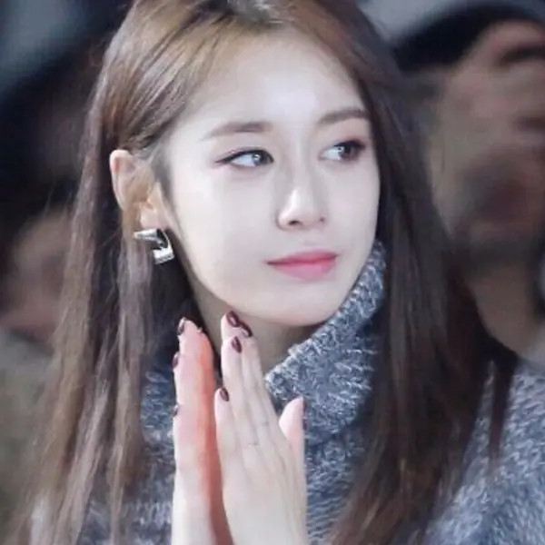 好漂亮！「小金泰希」 T-ara 芝妍《最新穿搭》出席韓國No.1髮型秀！