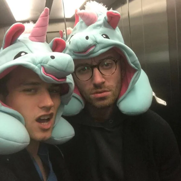 超甜！《漢娜的遺言》Brandon Flynn 首秀情侶自拍　與山姆史密斯一同過聖誕節！