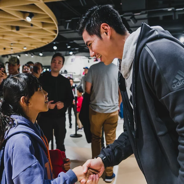 大聯盟球星陳偉殷  現身 adidas 台北101運動時尚門市 與粉絲歡慶聖誕