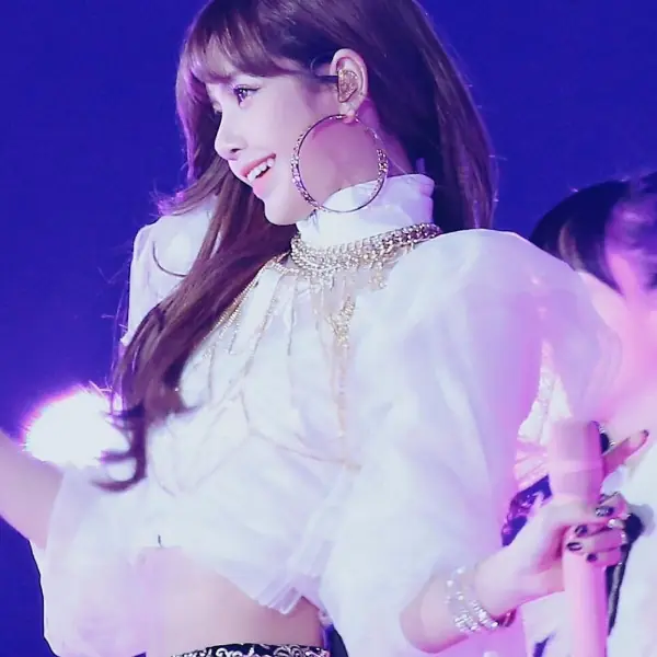 太美了！ BLACKPINK《最新穿搭》  LISA 「潮牌聖誕裝」竟要價 17 萬元 ！