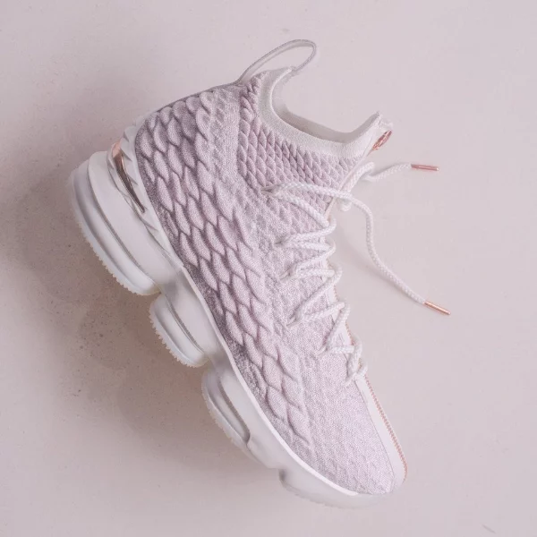 連女生也安耐不住？！詹皇御用戰靴 KITH x Nike LeBron 15 推出「玫瑰金」配色！