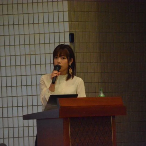 AV女優紗倉真菜大學做客席講師 男學生激動上前圍觀！